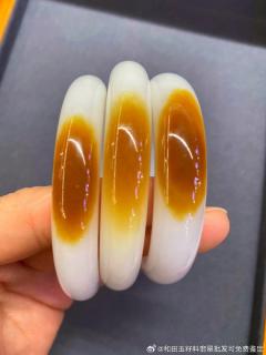收藏款和田玉糖白玉手镯随拍,红糖白肉