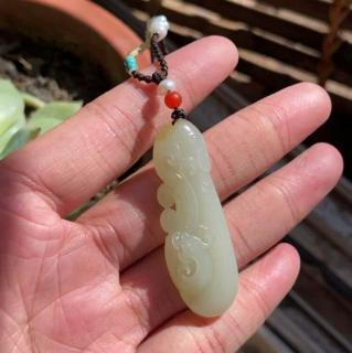 和田玉吊坠上身真的绝了✨龙纹太有气场了