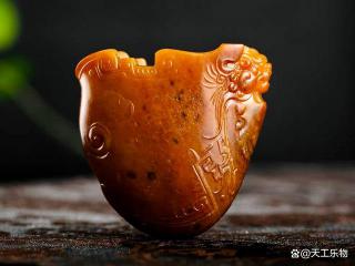 又见"神仙料"!和田沁色皮籽料巧雕"玉爵"!